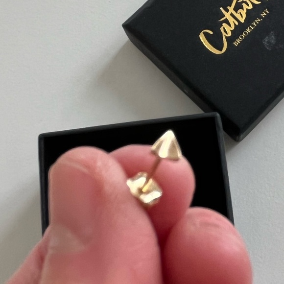 Cat ear stud earring - Picture 3 of 3